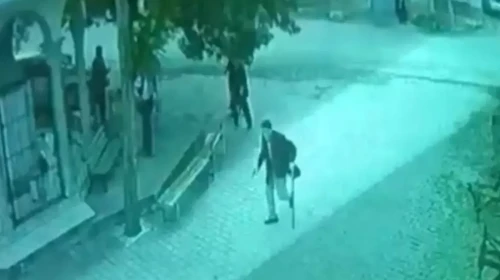 93 yaşındaki yaşlı adam dehşet saçtı! Bir elinde baston, bir elinde silahla geldi, 3 kişiyi vurdu