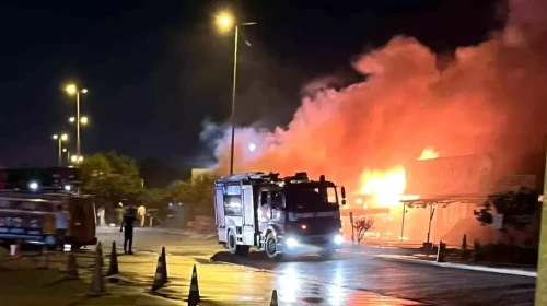 İstanbul'da balıkçı barınağında yangın: 5 dükkan kül oldu