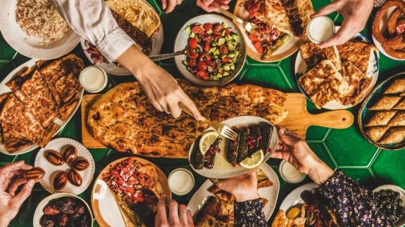 Ramazan ayının başlangıcı heyecanla bekleniyor! En uzun oruç süresi kaç saat olacak ve ilk iftar nerede açılacak