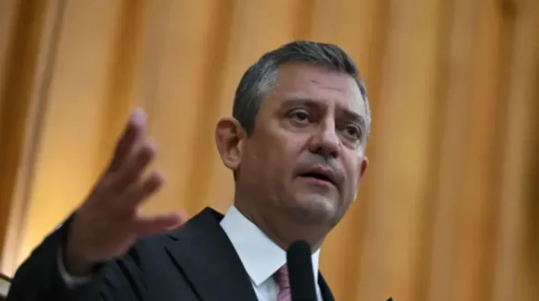Son Dakika! CHP lideri Özgür Özel'e cenaze çıkışı saldırı