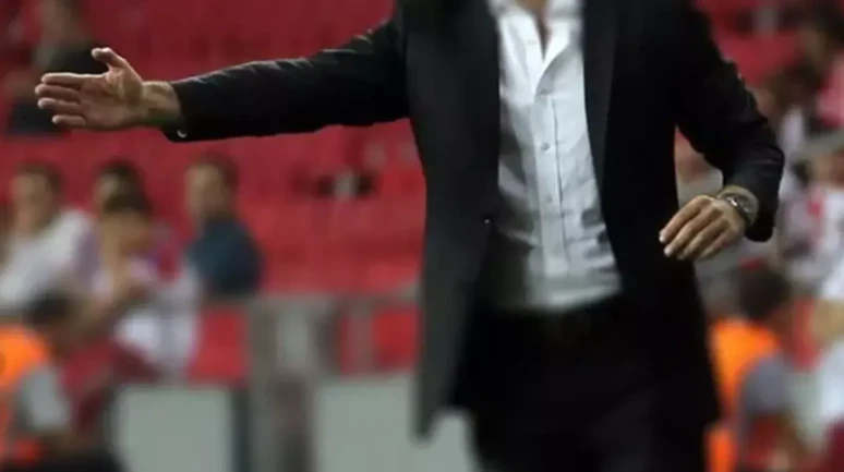 Büyük sürpriz! Şampiyon teknik adam görevini bıraktı