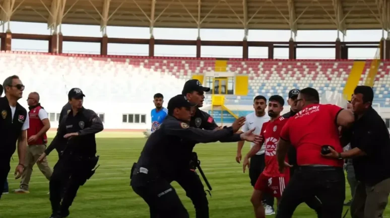 Son dakika golü sahayı karıştırdı! Çevik kuvvet sahaya indi