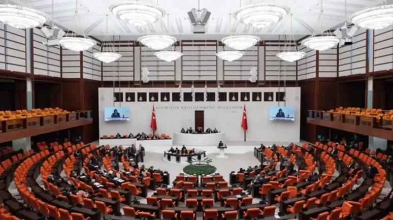 Bu tartışma daha çok su kaldırır! Yeni anayasaya 4 partiden veto