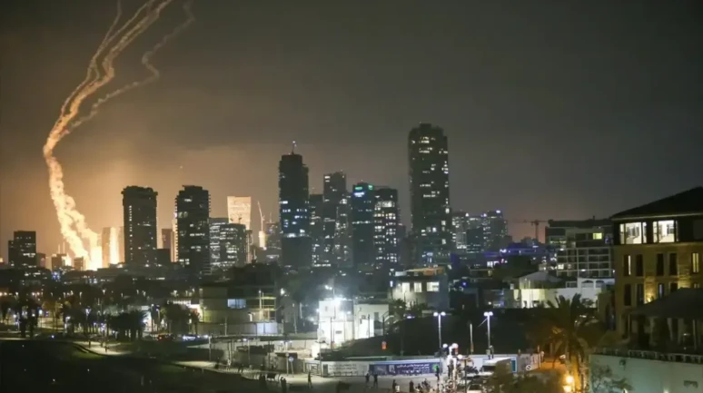 İran karşı saldırıya geçti! İsrail'e yüzlerce füze fırlatıldı, Kudüs ve Tel Aviv’de patlama sesleri duyuluyor