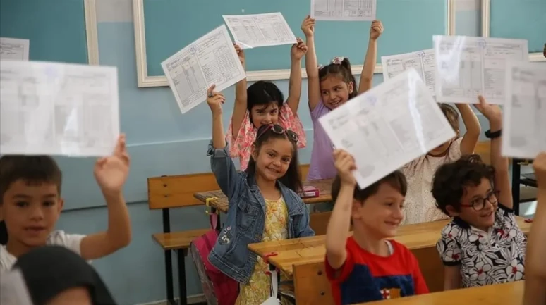 Yaz tatili başlıyor: 20 milyon öğrenci karnelerini alacak