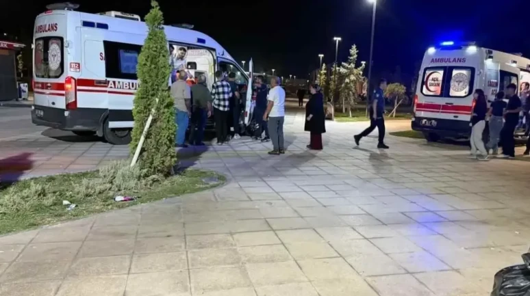 Ankara'da parkta bıçaklı kavga: 3 yaralı